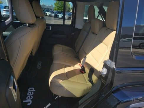 Used 2018 Jeep Wrangler Unlimited Sahara image 19