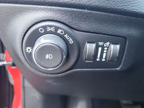 Used 2019 Jeep Compass Latitude FWD image 19