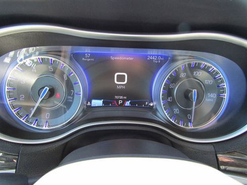 Used 2018 Chrysler 300 Touring w/ Driver Convenience Group image 21