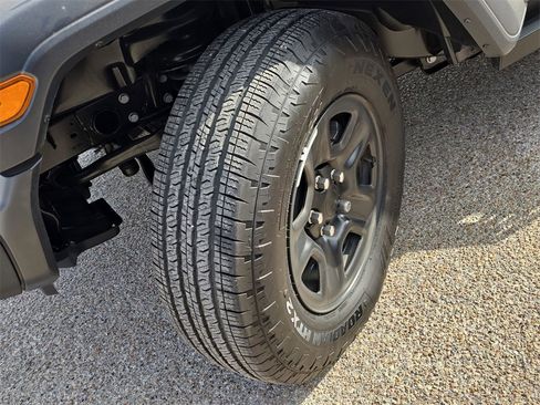 Used 2025 Jeep Wrangler Sport image 28