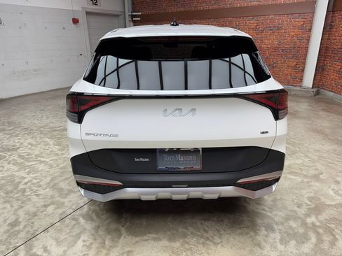 Used 2024 Kia Sportage LX AWD/4WD image 3