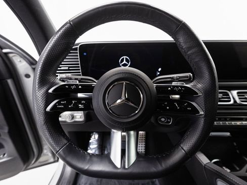 Used 2025 Mercedes-Benz GLS 580 4MATIC image 12