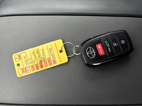 Used 2024 Toyota Highlander LE image 29