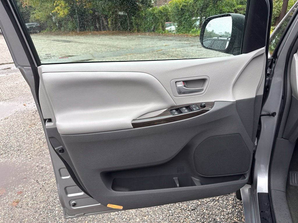 Used 2017 Toyota Sienna AWD image 12