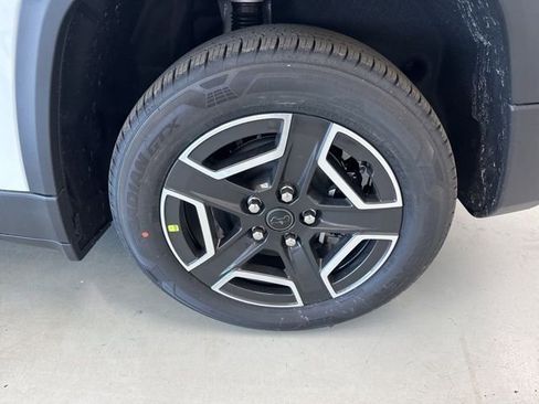 New 2026 Jeep Cherokee Laredo image 5