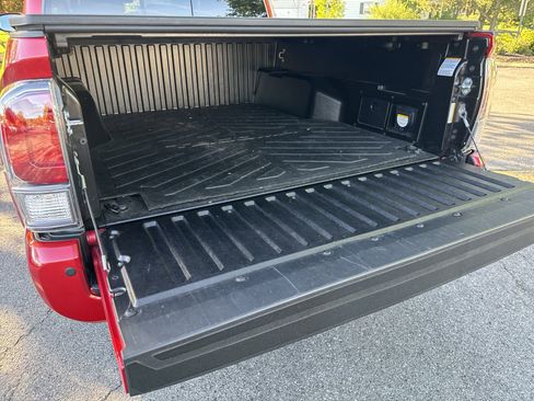 Used 2021 Toyota Tacoma TRD Sport w/ Technology Package image 12