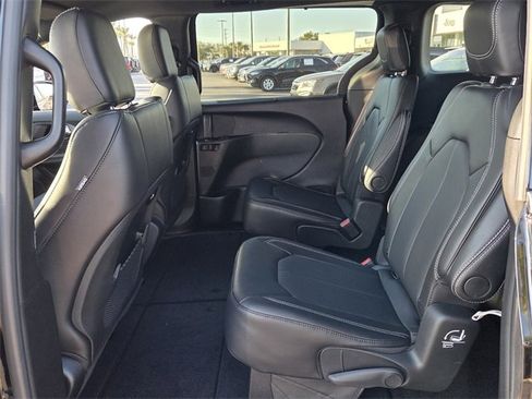 New 2026 Chrysler Pacifica Select image 12