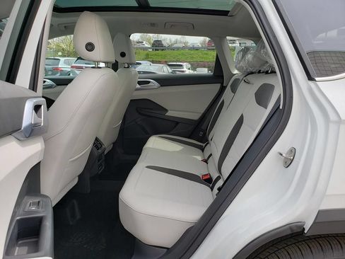 New 2026 Volkswagen Taos SE AWD/4WD image 8