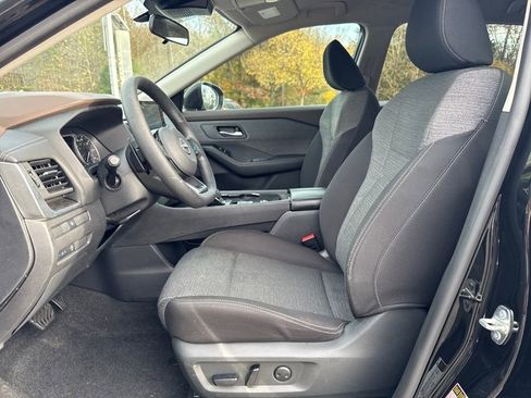 Used 2023 Nissan Rogue SV image 9