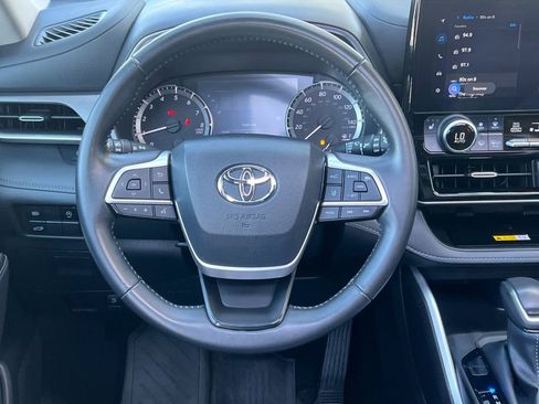 Certified 2024 Toyota Highlander XLE AWD/4WD image 16