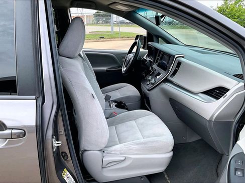 Used 2015 Toyota Sienna LE image 8