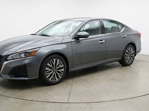 Used 2025 Nissan Altima 2.5 SV image 3