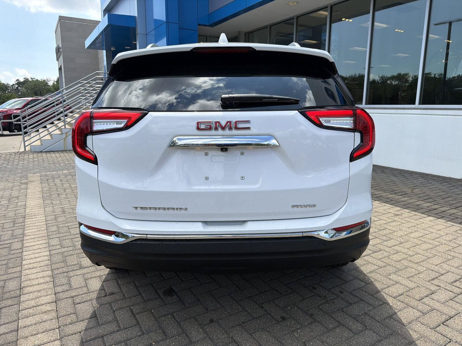 Used 2023 GMC Terrain SLT AWD/4WD image 4