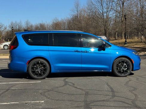 New 2026 Chrysler Pacifica Limited image 6