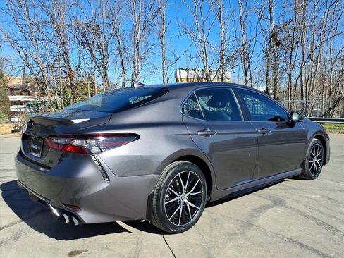 Used 2023 Toyota Camry SE image 3
