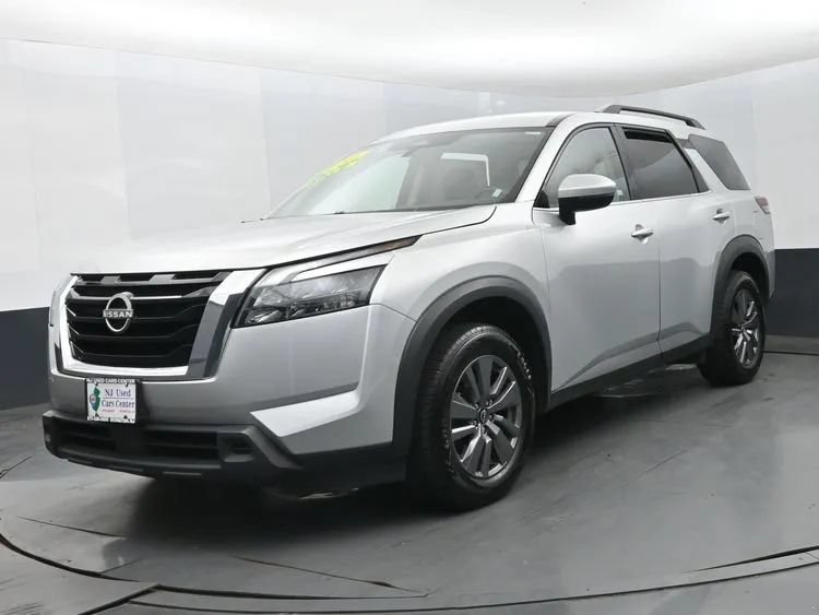 Used 2025 Nissan Pathfinder SV AWD/4WD image 1