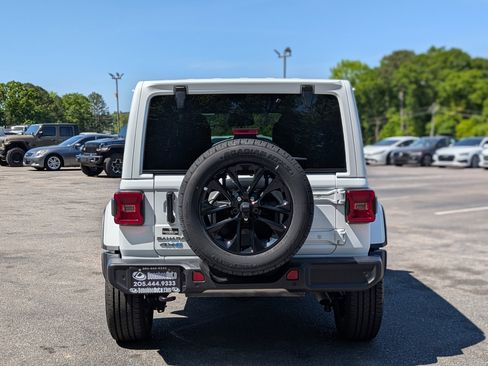 Used 2025 Jeep Wrangler Unlimited Sahara w/ Safety Group AWD/4WD image 8