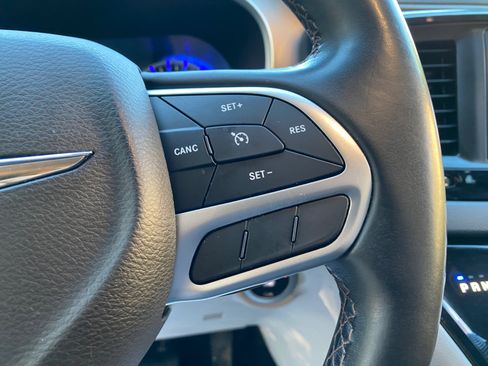 Used 2017 Chrysler Pacifica Touring-L image 54