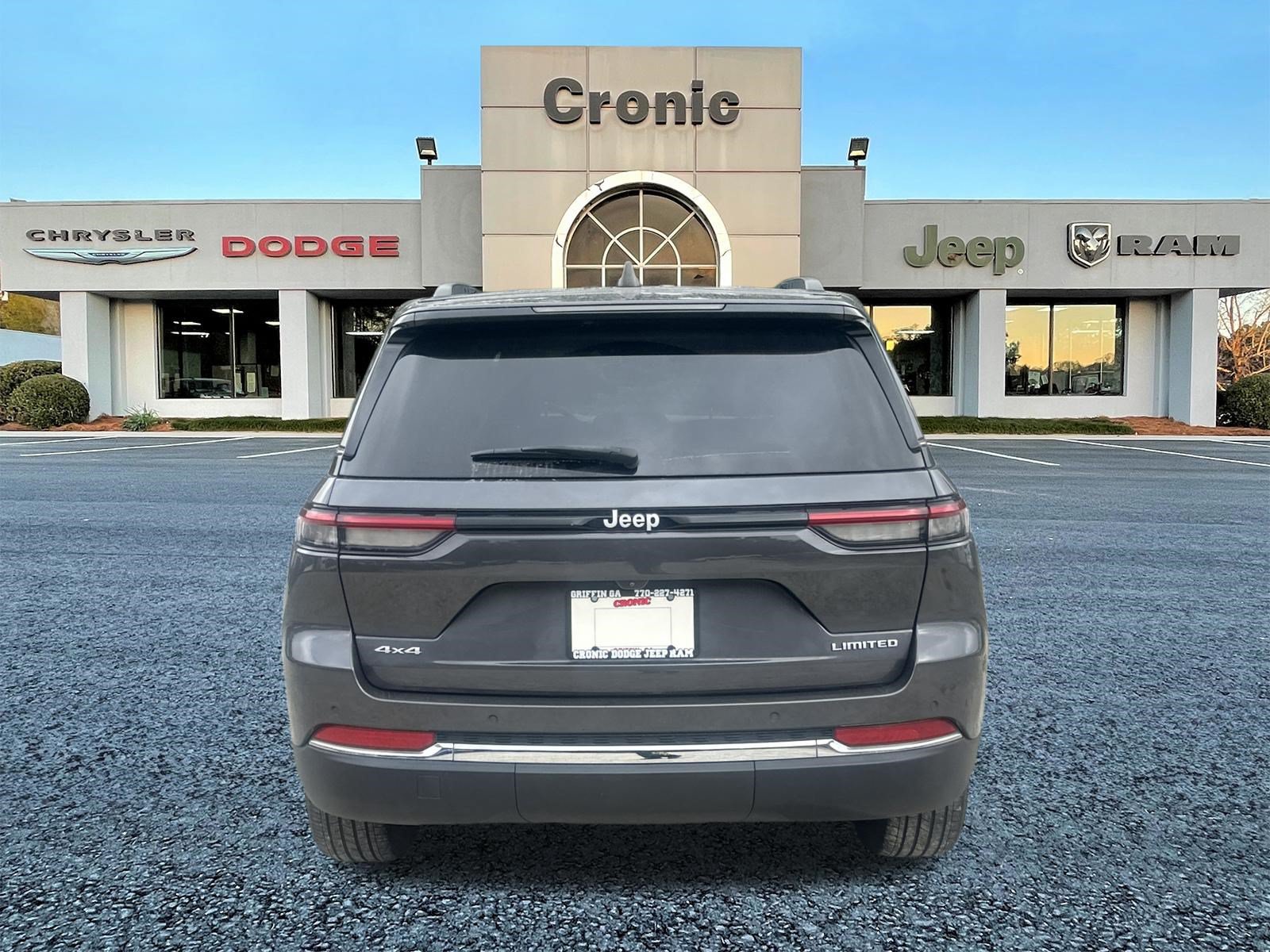 Used 2024 Jeep Grand Cherokee Limited w/ Trailer Tow Package AWD/4WD image 4