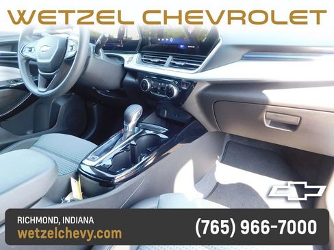 Used 2025 Chevrolet Trax LT FWD image 17
