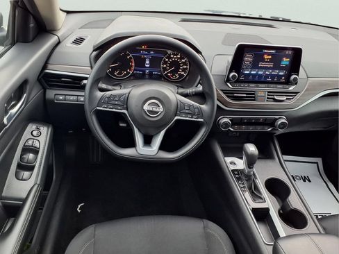 Used 2025 Nissan Altima 2.5 SV FWD image 9