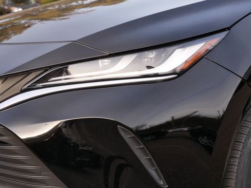 Used 2023 Toyota Venza LE image 16