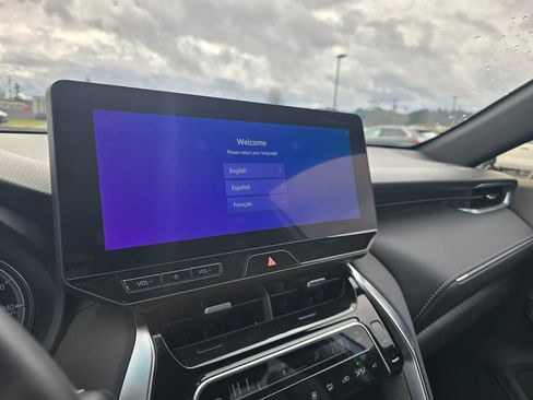 Used 2023 Toyota Venza XLE image 28