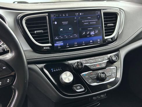 Used 2021 Chrysler Pacifica Touring w/ S Appearance Package image 12