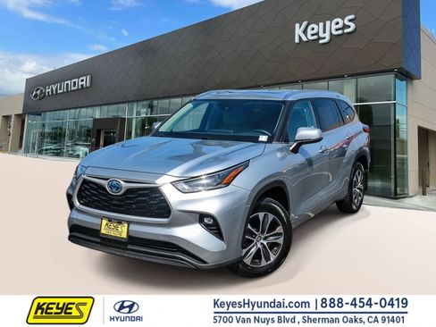 Used 2021 Toyota Highlander XLE AWD/4WD image 1