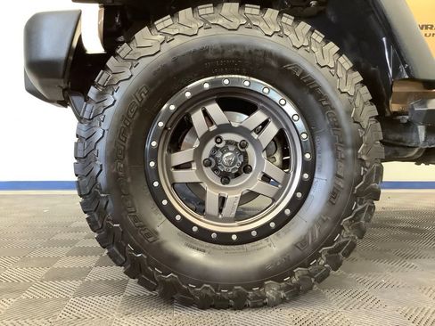 Used 2015 Jeep Wrangler Unlimited Rubicon AWD/4WD image 3
