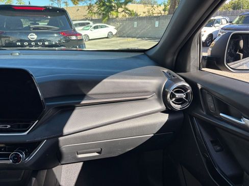 Used 2025 Chevrolet Equinox LT image 35