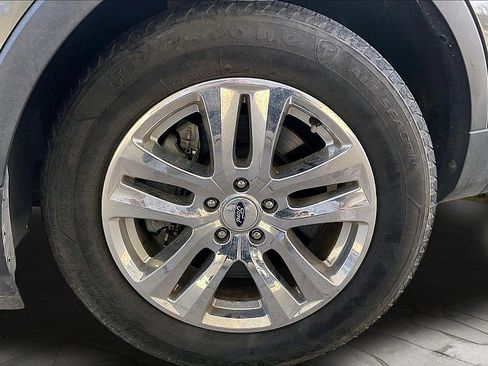 Used 2019 Ford Explorer XLT FWD image 34