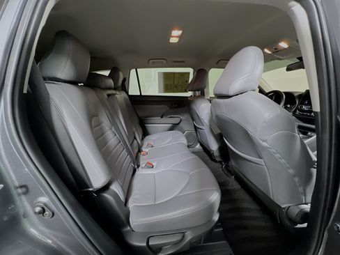 Used 2024 Toyota Highlander LE FWD image 33