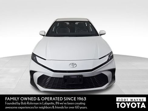 Used 2025 Toyota Camry SE FWD image 3