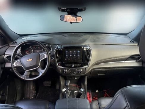 Used 2023 Chevrolet Traverse LT image 3