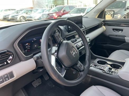 Used 2025 Honda Pilot Elite image 13