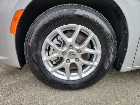 Used 2024 Chrysler Pacifica Touring-L image 52