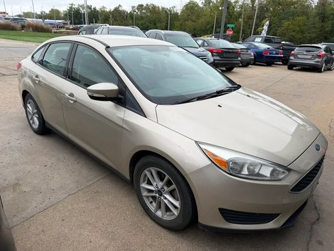 Used 2017 Ford Focus SE FWD image 2