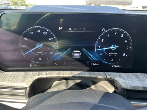 Used 2024 Kia Telluride SX w/ Towing Package FWD image 16