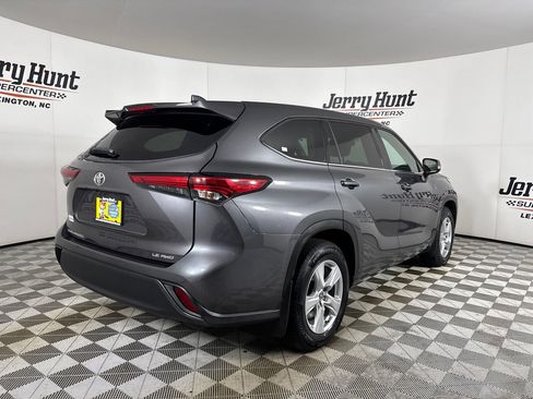 Used 2022 Toyota Highlander LE AWD/4WD image 4
