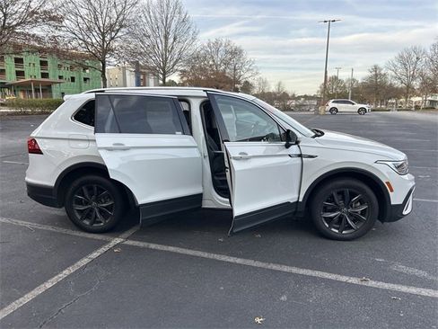 Used 2022 Volkswagen Tiguan SE image 11