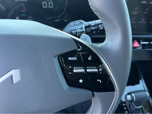 Certified 2025 Kia Niro EX image 21