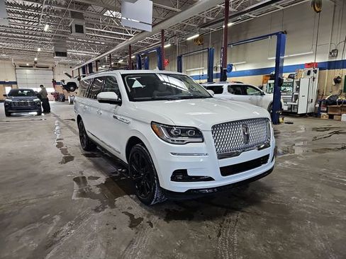 Used 2024 Lincoln Navigator L Reserve w/ Monochromatic Package image 10