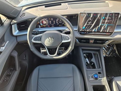 New 2026 Volkswagen Tiguan SE R-Line FWD image 15