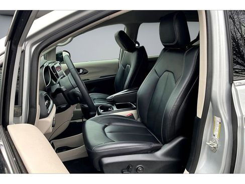 Certified 2024 Chrysler Pacifica Touring-L FWD image 23