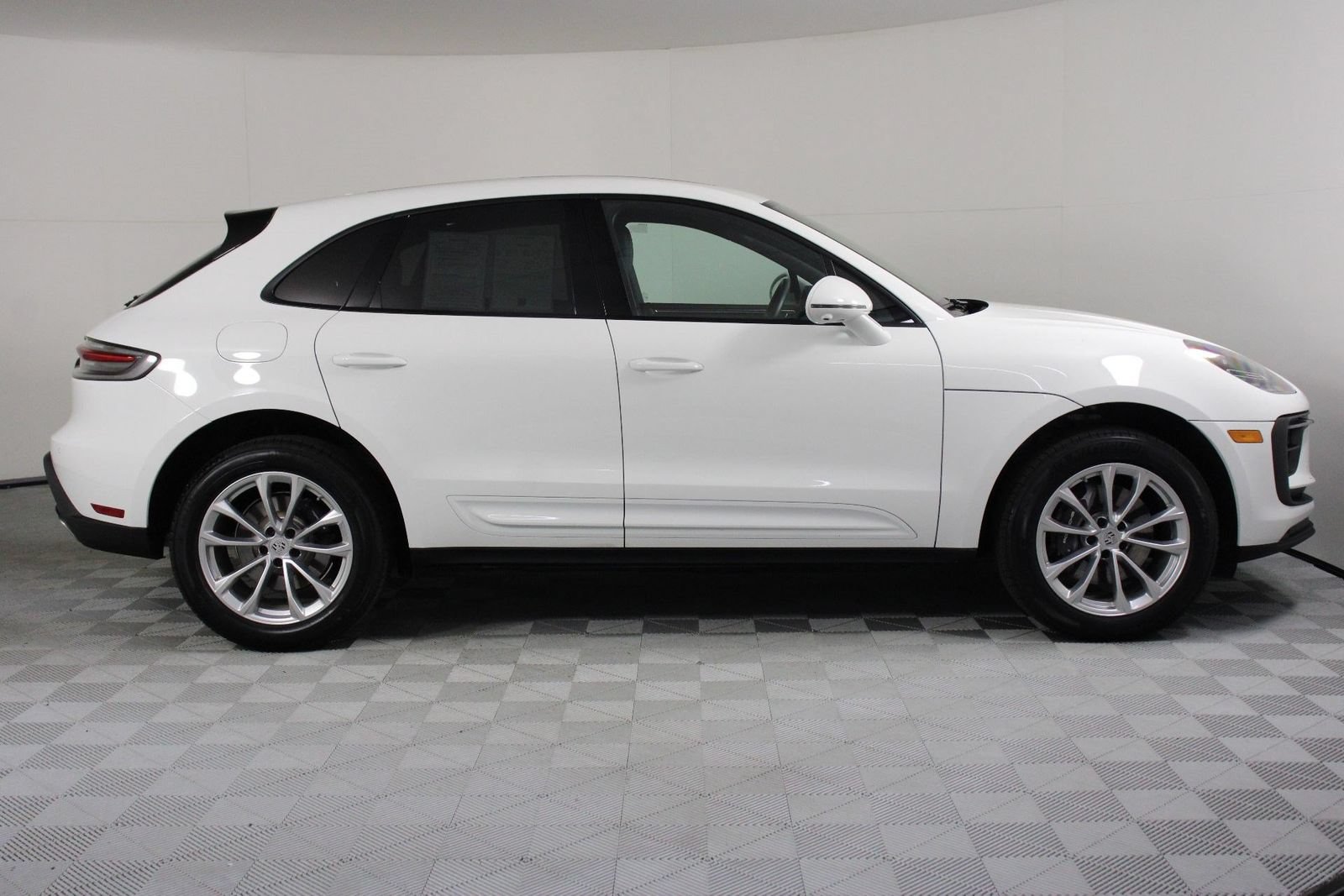 Certified 2026 Porsche Macan AWD/4WD image 8