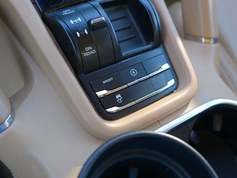 Used 2015 Porsche Cayenne S image 27