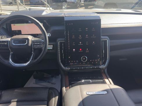 Used 2025 GMC Yukon XL Denali AWD/4WD image 10