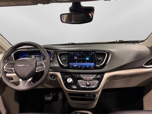 Used 2024 Chrysler Pacifica Touring-L FWD image 22