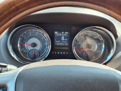 Used 2014 Chrysler Town & Country Limited w/ Luxury Group FWD image 16